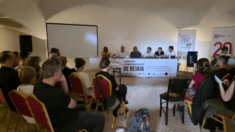 مقهى السينما.. مساحة للنقاش والتبادل