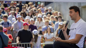 رصاصة في الرقبة أنهت حياة “تشارلي كيرك”.. هكذا سقط داعم الصهاينة (فيديو)