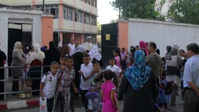 أولياء يفوقون عدد التلاميذ أمام المؤسسات التعليمية