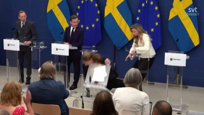 الكاميرات توثق لحظة سقوط وزيرة سويدية مغشيا عليها