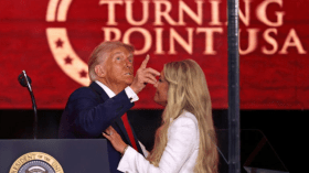 أرملة تشارلي كيرك تسامح قاتل زوجها.. وهكذا كانت مواساة ترامب لها!