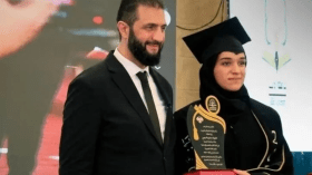 الشّرع يظهر مع زوجته ويكرّمها خلال هذه المناسبة!