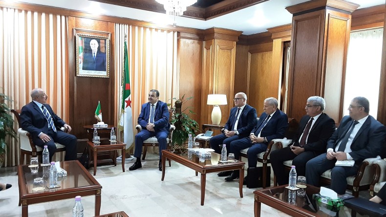 الجزائر والكويت تبحثان مشروعا طموحا لإنتاج وتصدير الهيدروجين الأخضر