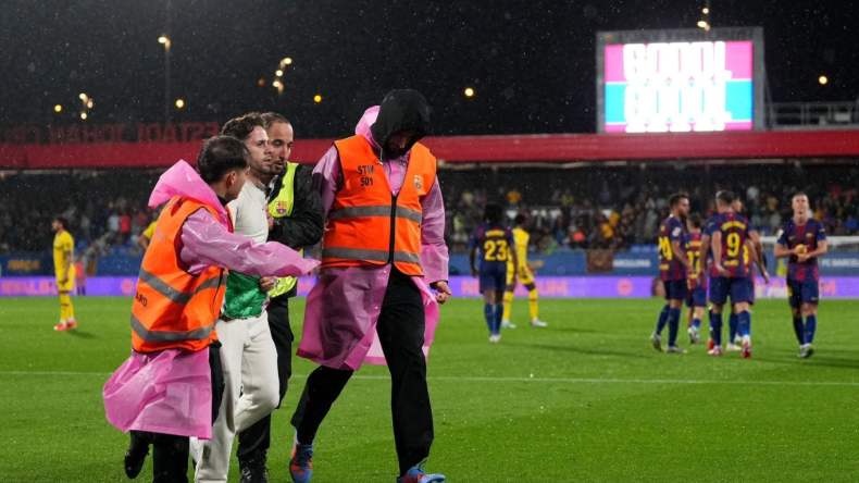 مشجع مؤيد لفلسطين يتسبب في تغريم برشلونة.. ما الذي حدث؟