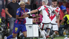 حكم مباراة برشلونة ورايو فاليكانو يعترف بخطئه في احتساب ركلة جزاء