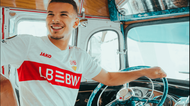 بالصور.. بوعناني يشارك في تقديم القميص الجديد لشتوتغارت