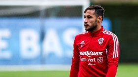 بِإبرة باستور يَخِزُ بلايلي “نباح” أجاكسيو المسعور