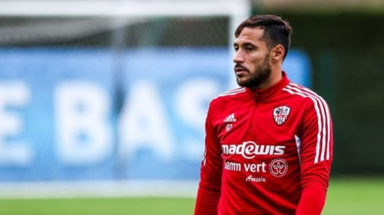 بِإبرة باستور يَخِزُ بلايلي “نباح” أجاكسيو المسعور