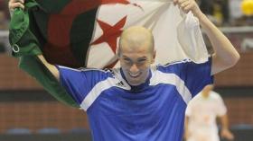 الأسطورة زيدان يعود إلى الجزائر