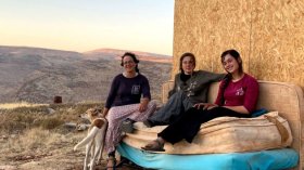 “فتيات التلال” يرسمن خريطة الاحتلال.. ماذا نعرف عن “الاستيطان الناعم”؟