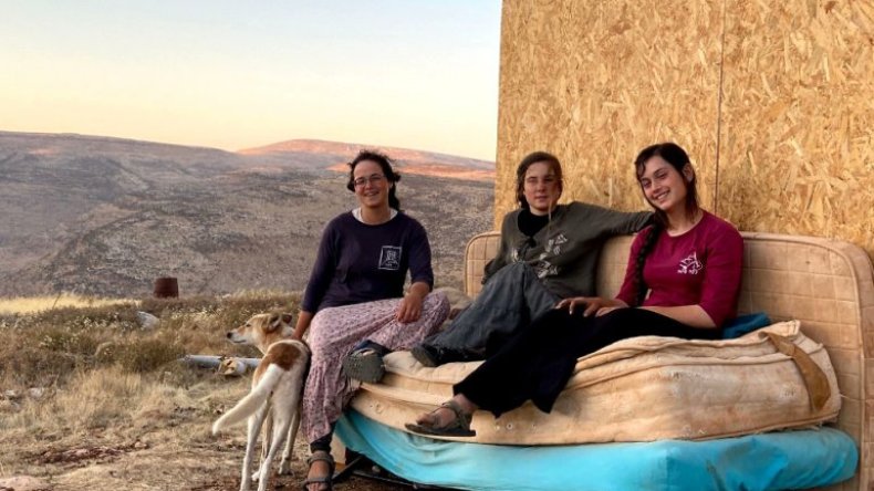 “فتيات التلال” يرسمن خريطة الاحتلال.. ماذا نعرف عن “الاستيطان الناعم”؟