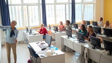 مدارس الغرْب تَستغِيث!