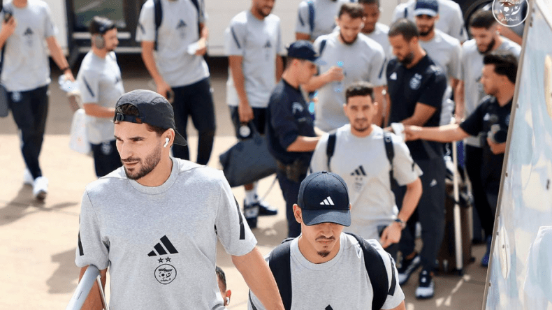 بالصور.. بعثة “الخضر” تغادر نحو الدار البيضاء تحسبا لمواجهة غينيا