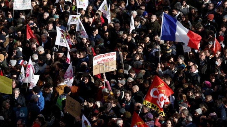 فرنسا تشرب من كأس عصيرها