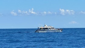 سفن الصمود العالمي تواصل الإبحار نحو اليونان في مشهد تضامني فريد