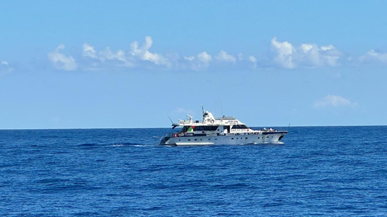 سفن الصمود العالمي تواصل الإبحار نحو اليونان في مشهد تضامني فريد