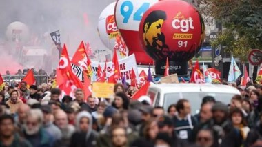 Une grève massive paralyse la France