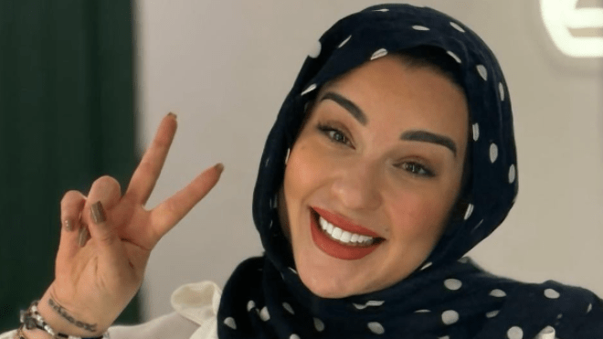 من حلق الشعر إلى ارتداء الحجاب.. ابنة فنان شهير تطلب الثبات