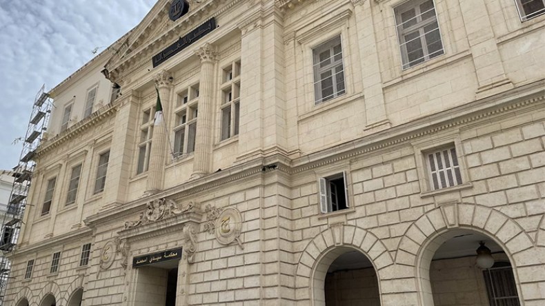 الإطاحة بعصابة للاتجار بالكوكايين وتبييض الأموال