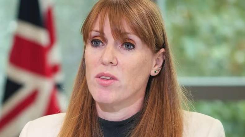 لماذا أُجبرت نائبة رئيس الوزراء البريطاني على الاستقالة؟!