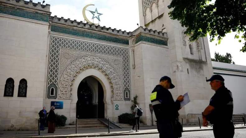 إلقاء رؤوس خنازير أمام مساجد بباريس كٌتب عليها “ماكرون”!
