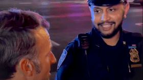 نصف ساعة مشي ومكالمة ترامب.. شرطي أمريكي يهين ماكرون!