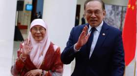 زوجة وزير ماليزي تفاجئ الرئيس الصيني بهذا التصرف!