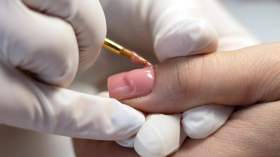 لماذا حُظر طلاء الأظافر في الاتحاد الأوروبي؟