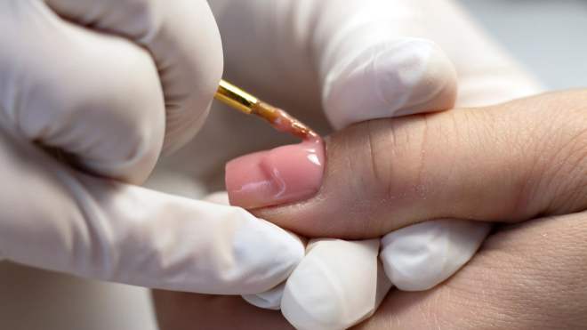 لماذا حُظر طلاء الأظافر في الاتحاد الأوروبي؟