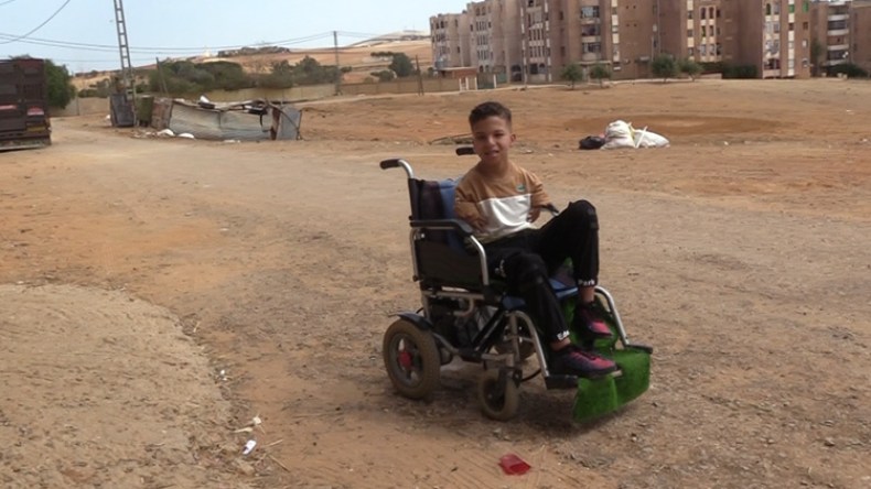 الطفل “سعيد” من الشلف.. نموذج في تحدّي الإعاقة