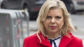 زوجة نتنياهو تتعرض لحملة سخرية بسبب هذه الصور!