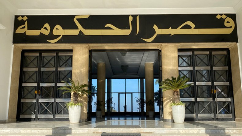 استيراد الحافلات وصيانة الطرق السريعة على طاولة الحكومة