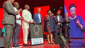 الجزائر تمنح رئيس البنك الإفريقي “وسام الصداقة للملكية الفكرية”