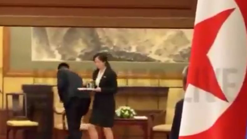 لماذا مسح فريق الزعيم الكوري آثاره على الكرسي والكأس؟!