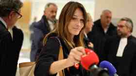  زوجة ساركوزي تنزع غطاء ميكرفون وتلقه أرضا.. ما القصة؟!