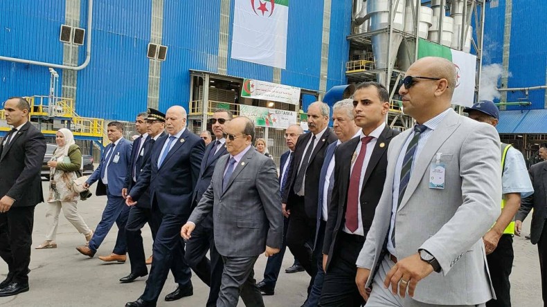 الوزير الأول يُدشن مركب سحق البذور الزيتية وإنتاج الأعلاف بجيجل