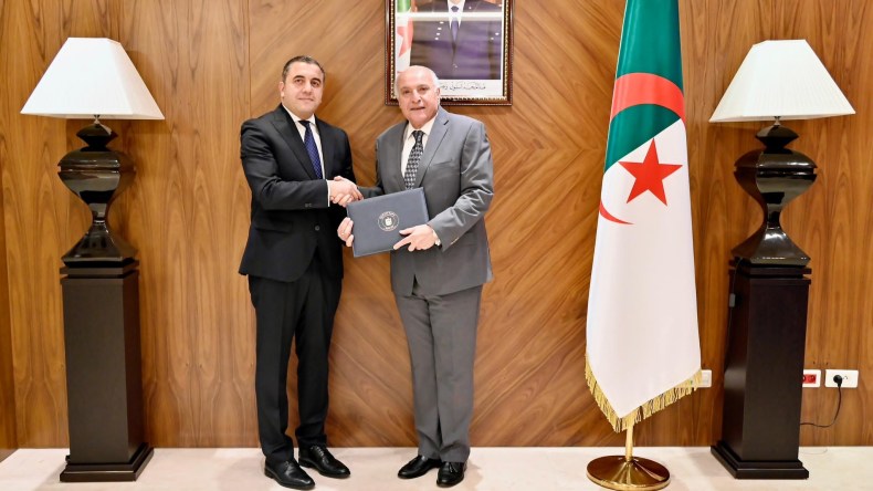 عطاف يستقبل السفير المصري الجديد