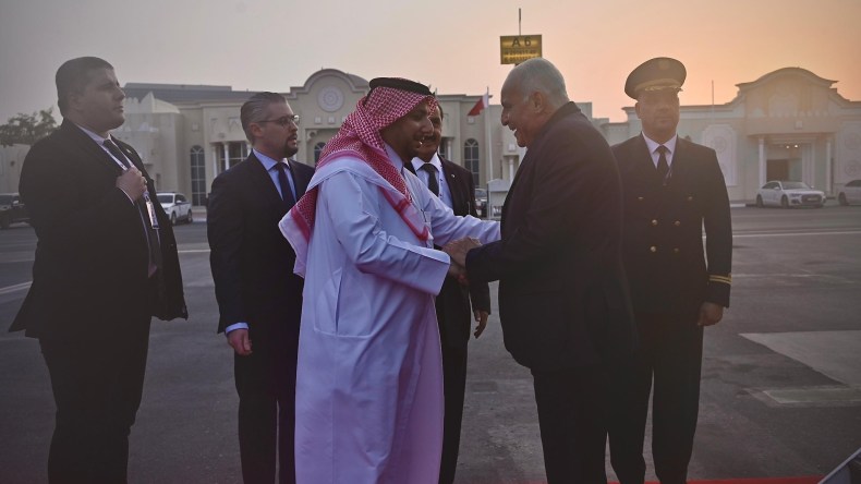 الوزير عطاف يحل بالدوحة للمشاركة في القمة العربية الطارئة