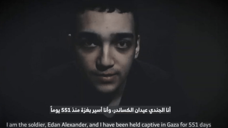 “الباكي المحبط”.. الأسير السابق عيدان ألكسندر يعود إلى جيشٍ تركه في الأنفاق