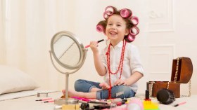 ترند منتجات العناية والتجميل للصغيرات.. خطر في غلاف منمق