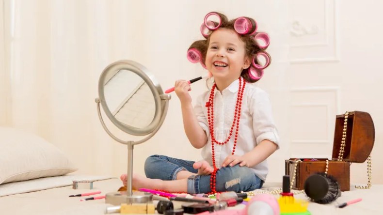 ترند منتجات العناية والتجميل للصغيرات.. خطر في غلاف منمق