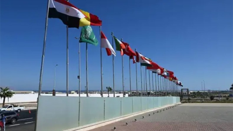 يتمنعن وهنّ الراغبات