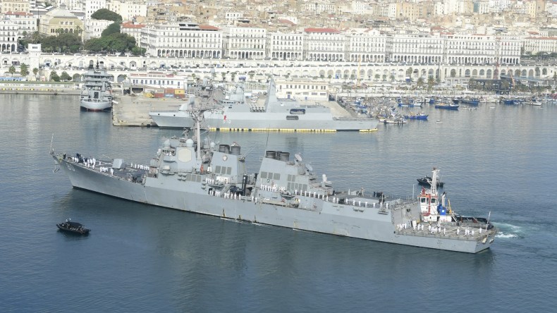 تمرين بحري مشترك بين الفرقاطة الجزائرية “الرادع” والمدمّرة الأمريكية “USS ROOSEVELT” (صور)