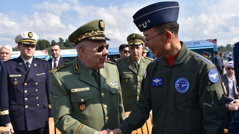 الفريق أول شنڨريحة في زيارة رسمية إلى كوريا الجنوبية