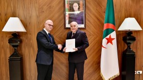 عطاف يتسلم أوراق اعتماد سفير بيلاروس الجديد لدى الجزائر