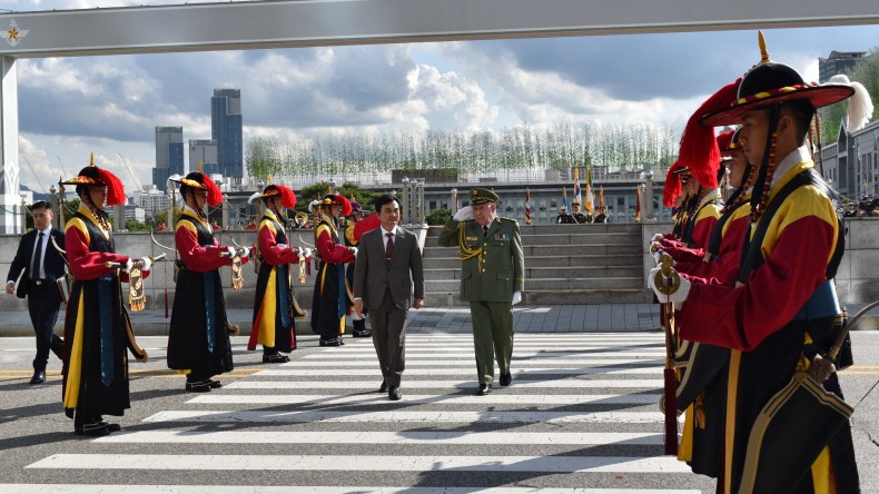 الفريق أول السعيد شنڨريحة يُستقبل من وزير الدفاع الكوري (صور)