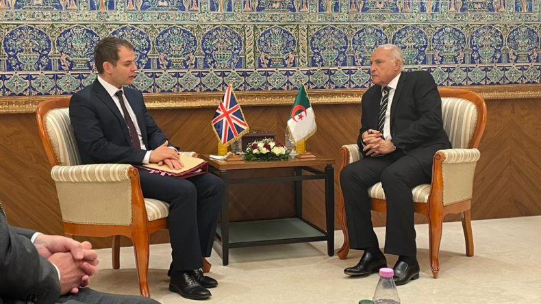الجزائر وبريطانيا تبحثان آفاق التعاون والتكامل في المنطقة