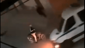 في اللحظة المناسبة.. الشرطة تمنع محاولة اعتداء على مواطن لغرض السرقة (فيديو)