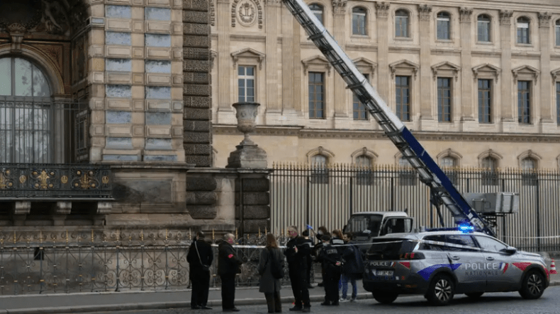 “صدر عام 1961”.. ما قصة الكتاب الذي توقع سيناريو سرقة اللوفر؟