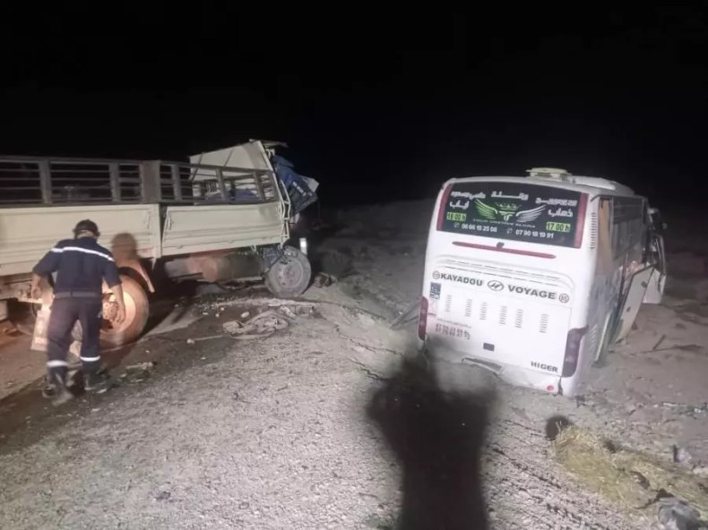 Quinze blessés dans une collision entre un bus et un camion à Boussaâda